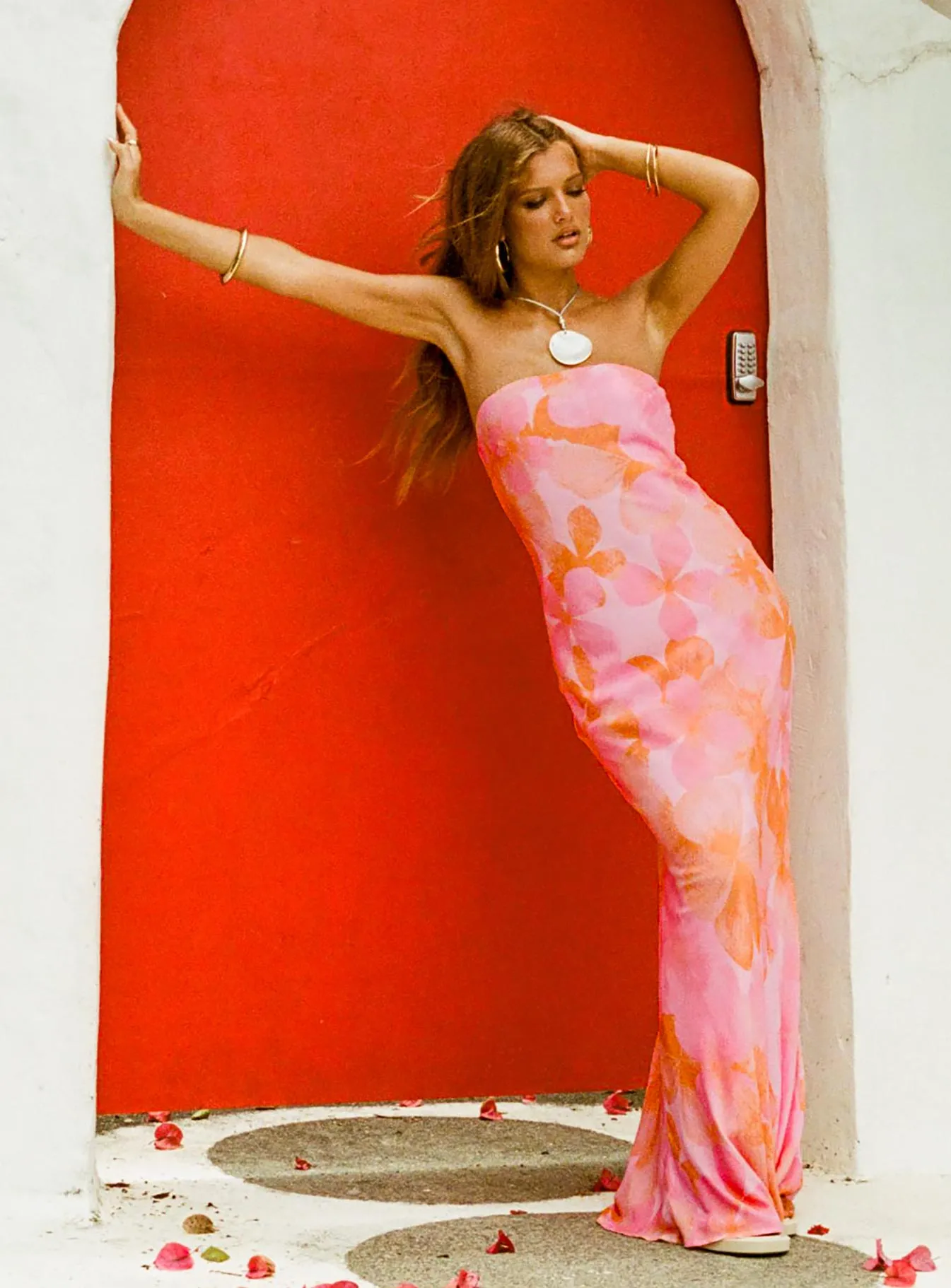 The lightweight fabric of this dress ensures comfort throughout the day without compromising style Cream Tone Salvin Strapless Maxi Dress Pink / Orange
