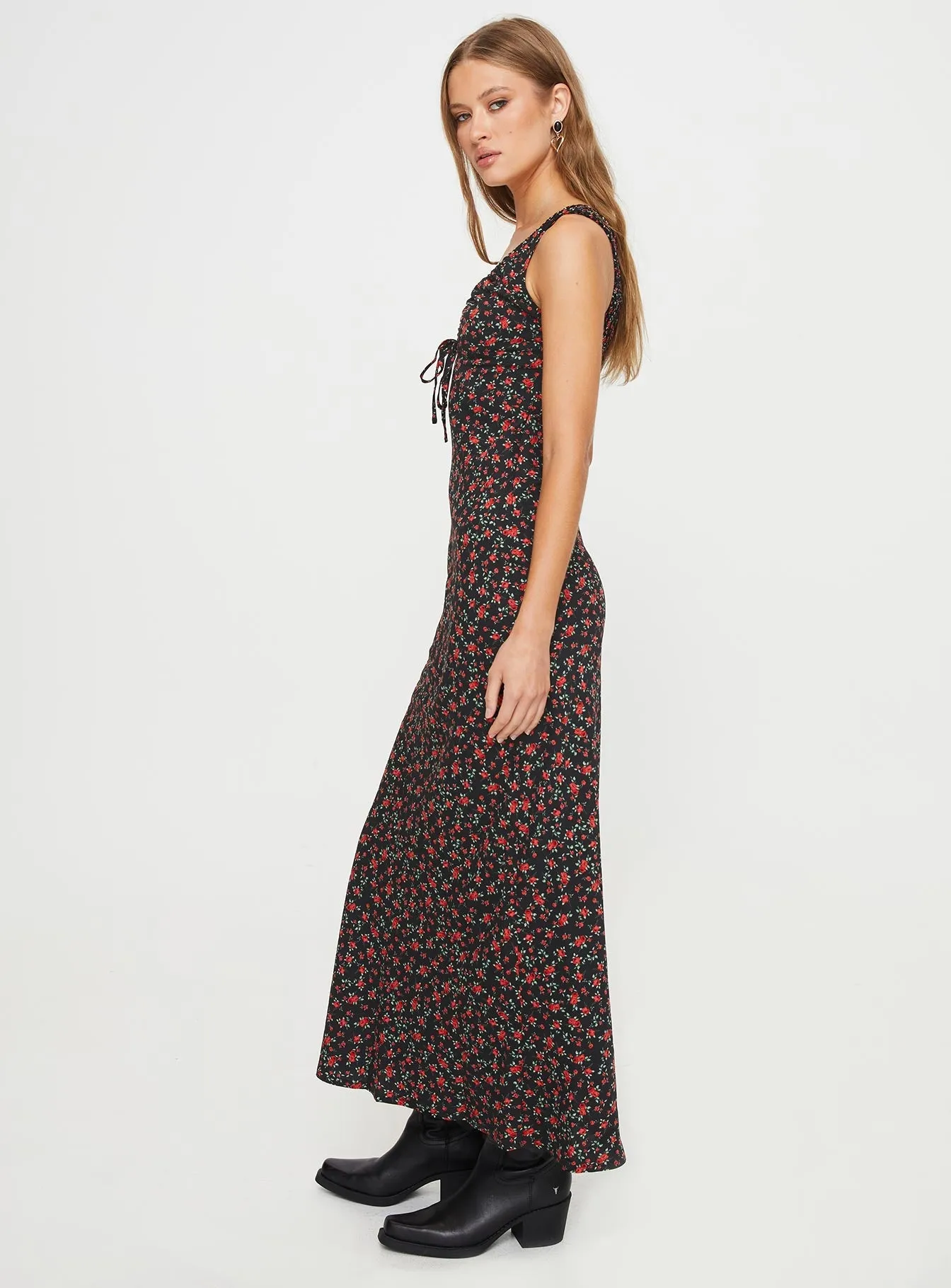Bridge Walk This dress is designed to be worn for a variety of occasions providing effortless style Bareena Bias Cut Maxi Dress Black / Red Floral