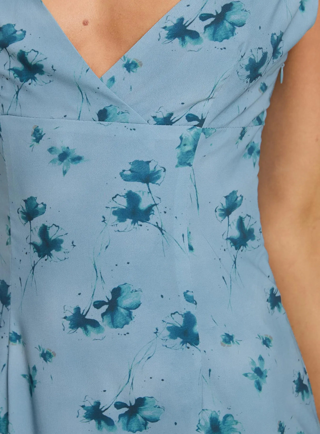 Elegant dress for brunch Feminine flowing piece Donnelly Maxi Dress Blue