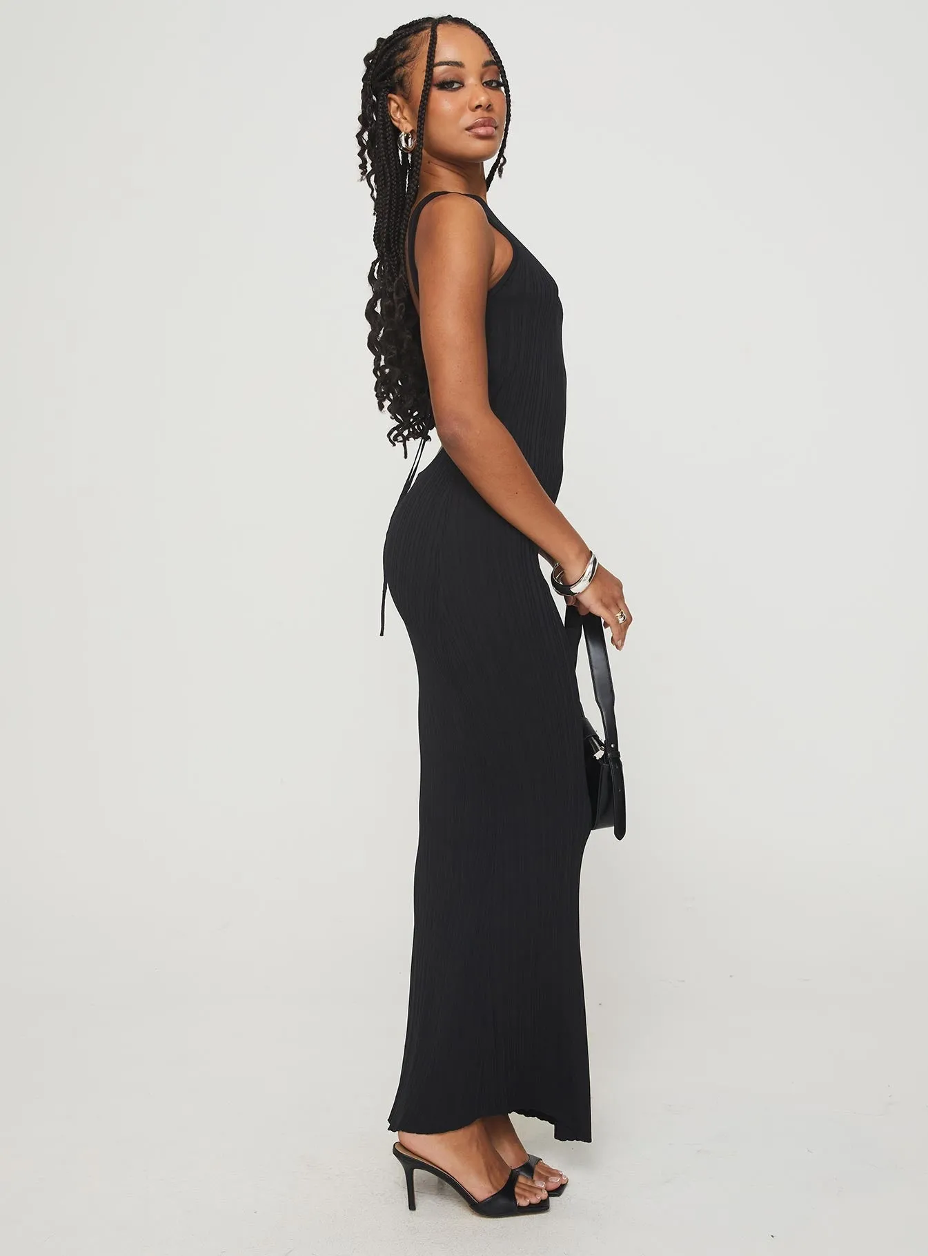 Flowing chiffon dress The lightweight fabric of this dress ensures comfort throughout the day without compromising style Mallory Maxi Dress Black