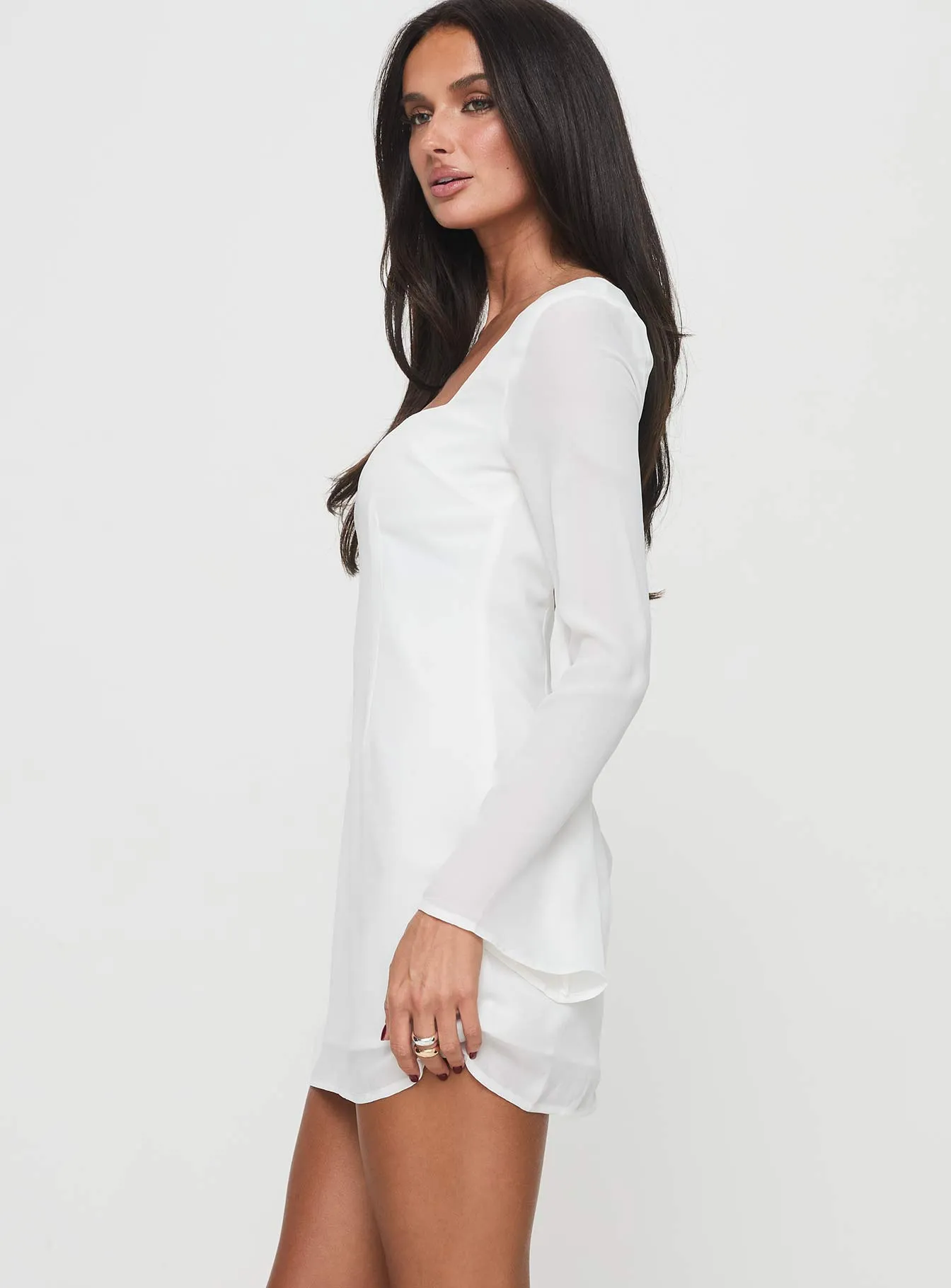 Elasticized Cuff Design Brunet Long Sleeve Mini Dress White