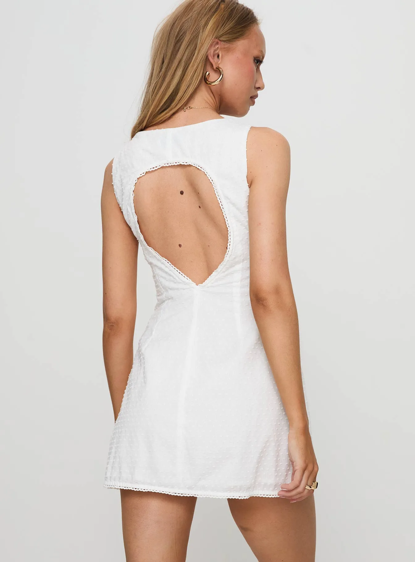Susanne Keyhole Shift Mini Dress White Minimalist Closure Fashionable date night outfit
