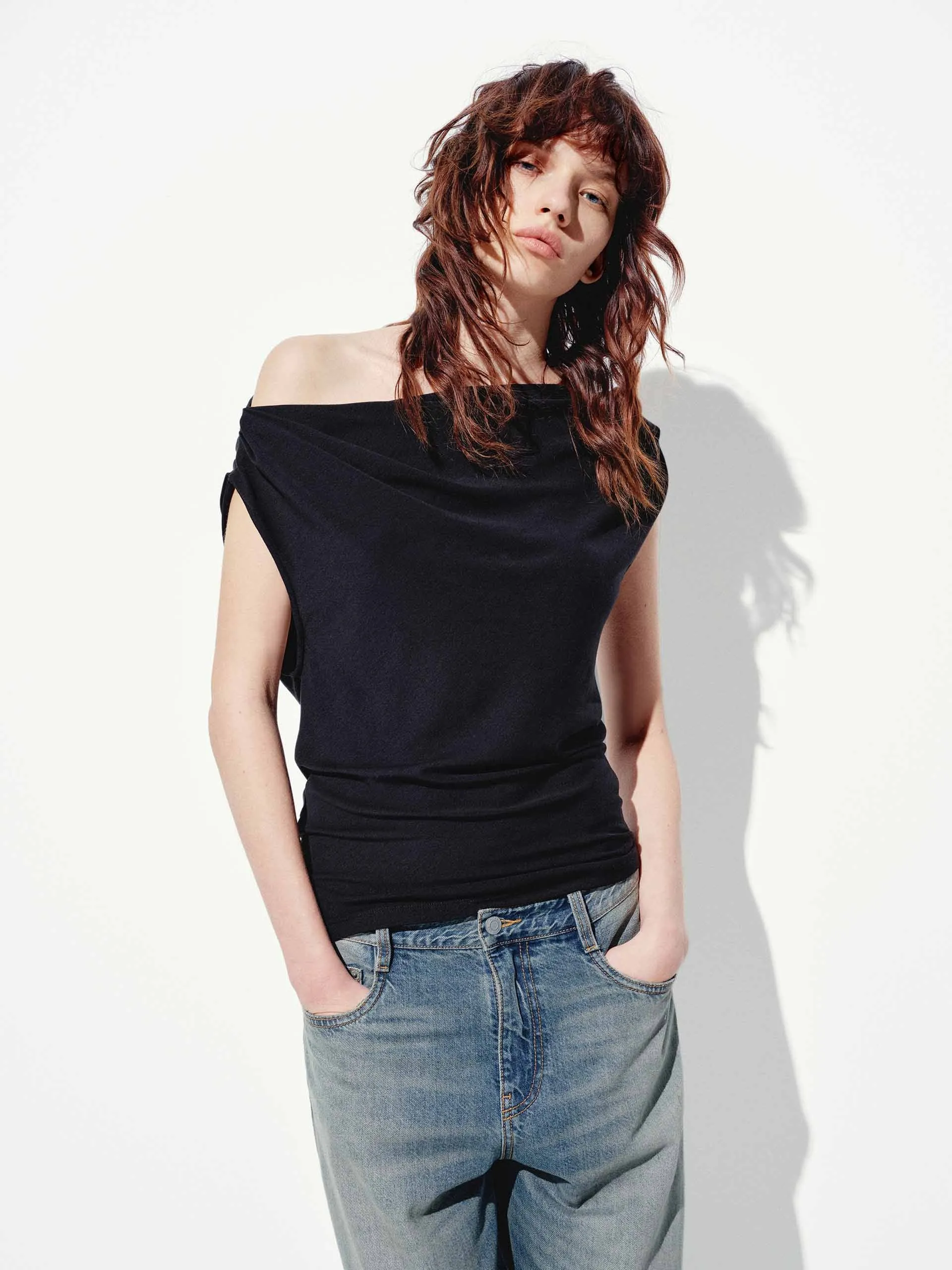 coordinate with other items One-shoulder Pleated T-shirt