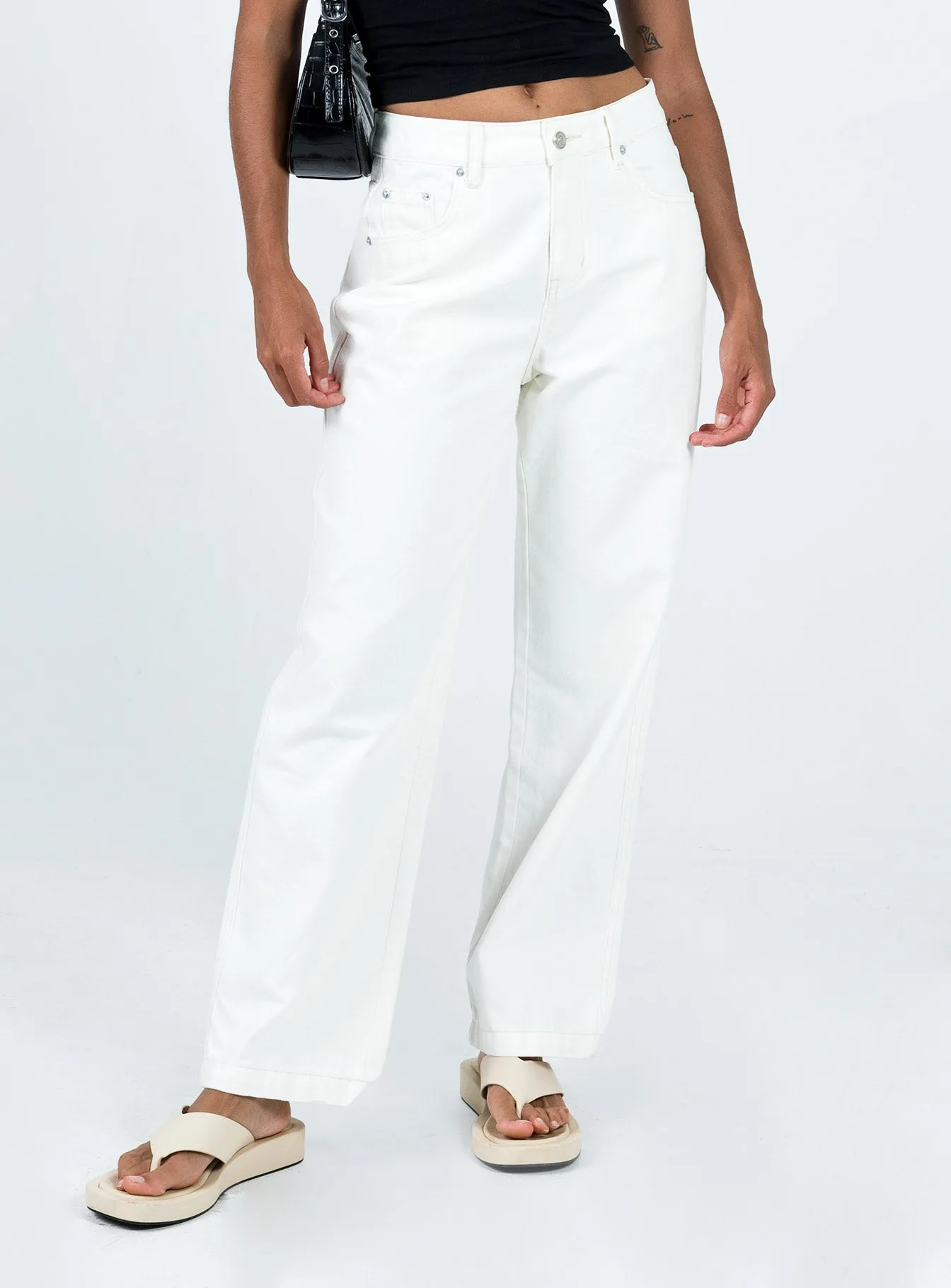 Karana Slouch Jeans Ivory Beach Day Brunch Outfit Elegant Student Outfit Earthy