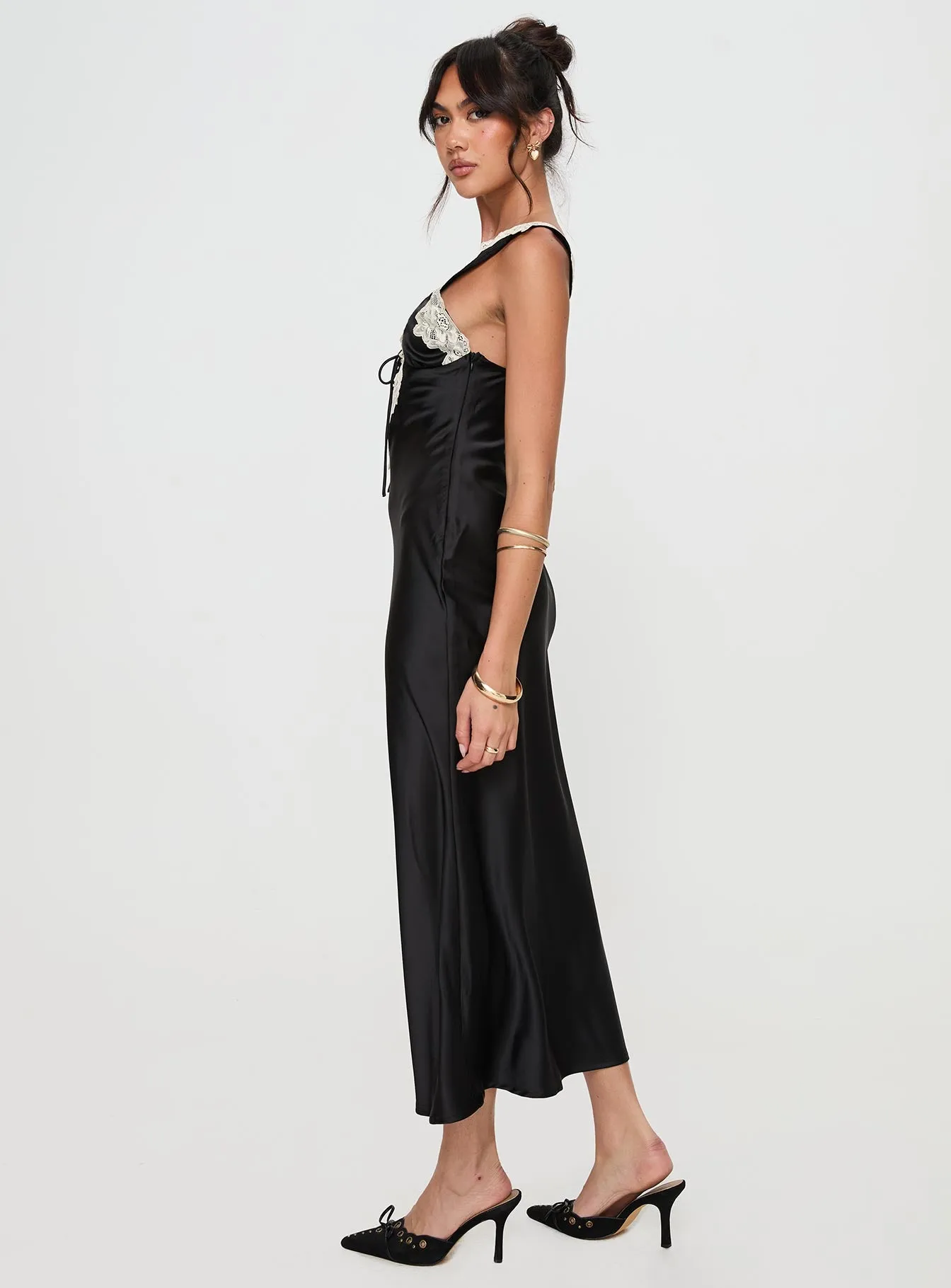 Candle Glow The lightweight fabric of this dress ensures comfort throughout the day without compromising style Nourish Maxi Dress Black