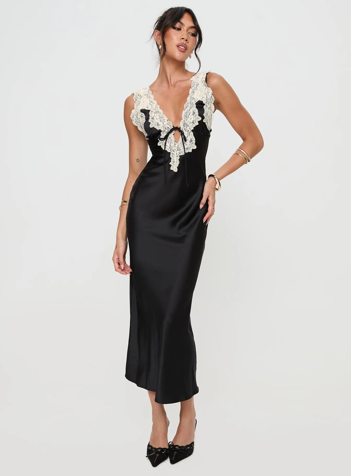Nourish Maxi Dress Black The relaxed fit of this maxi dress ensures all-day comfort while maintaining a stylish look Soft-touch maxi gown