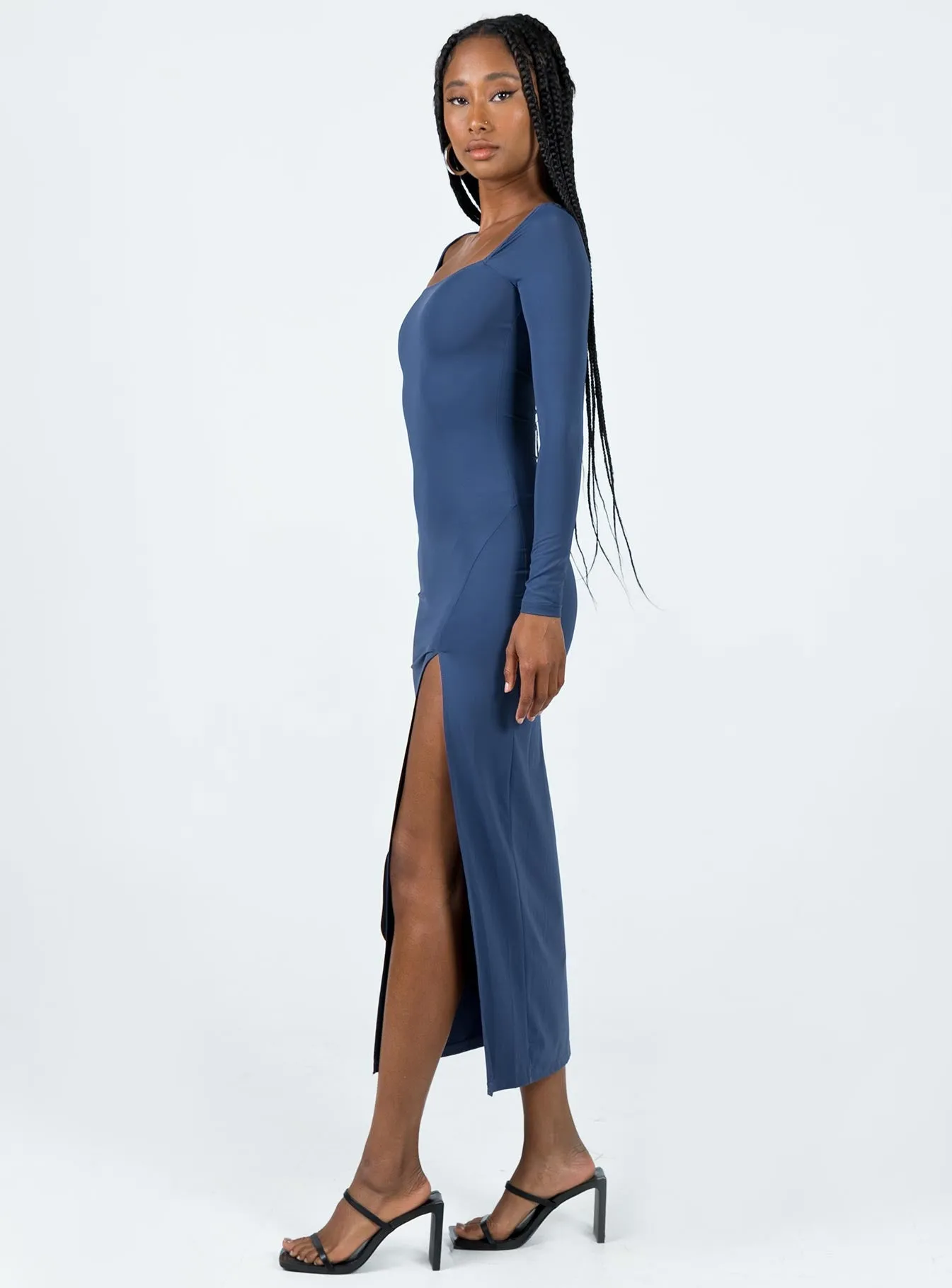 With its relaxed fit this dress is perfect for both casual and formal settings Quartz Glow Hayward Long Sleeve Midi Dress Blue