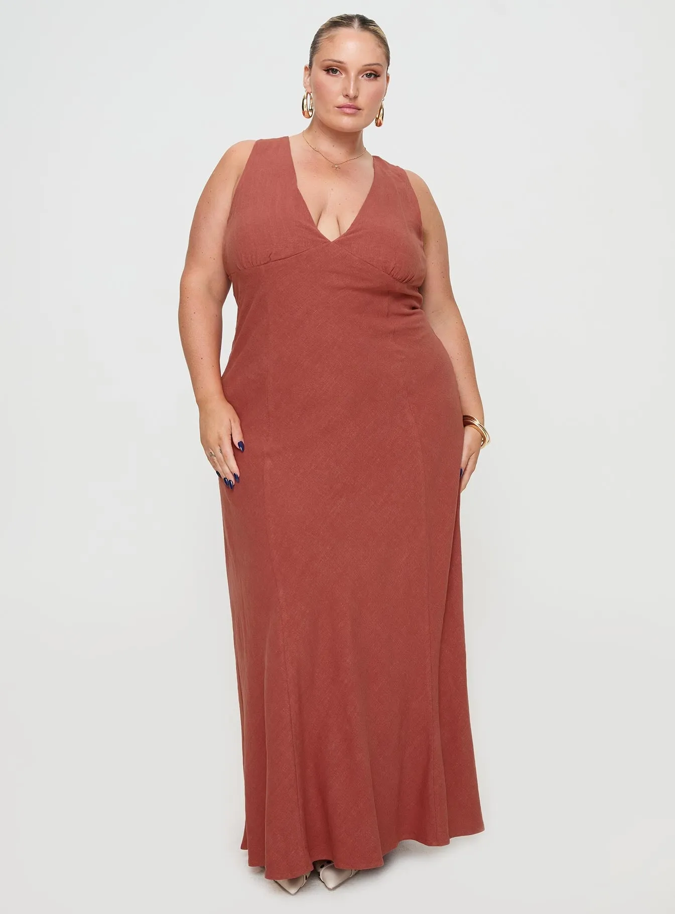 This dress offers a comfortable and elegant fit that works for both casual and formal events Verde Linen Blend Maxi Dress Burnt Rust Curve
