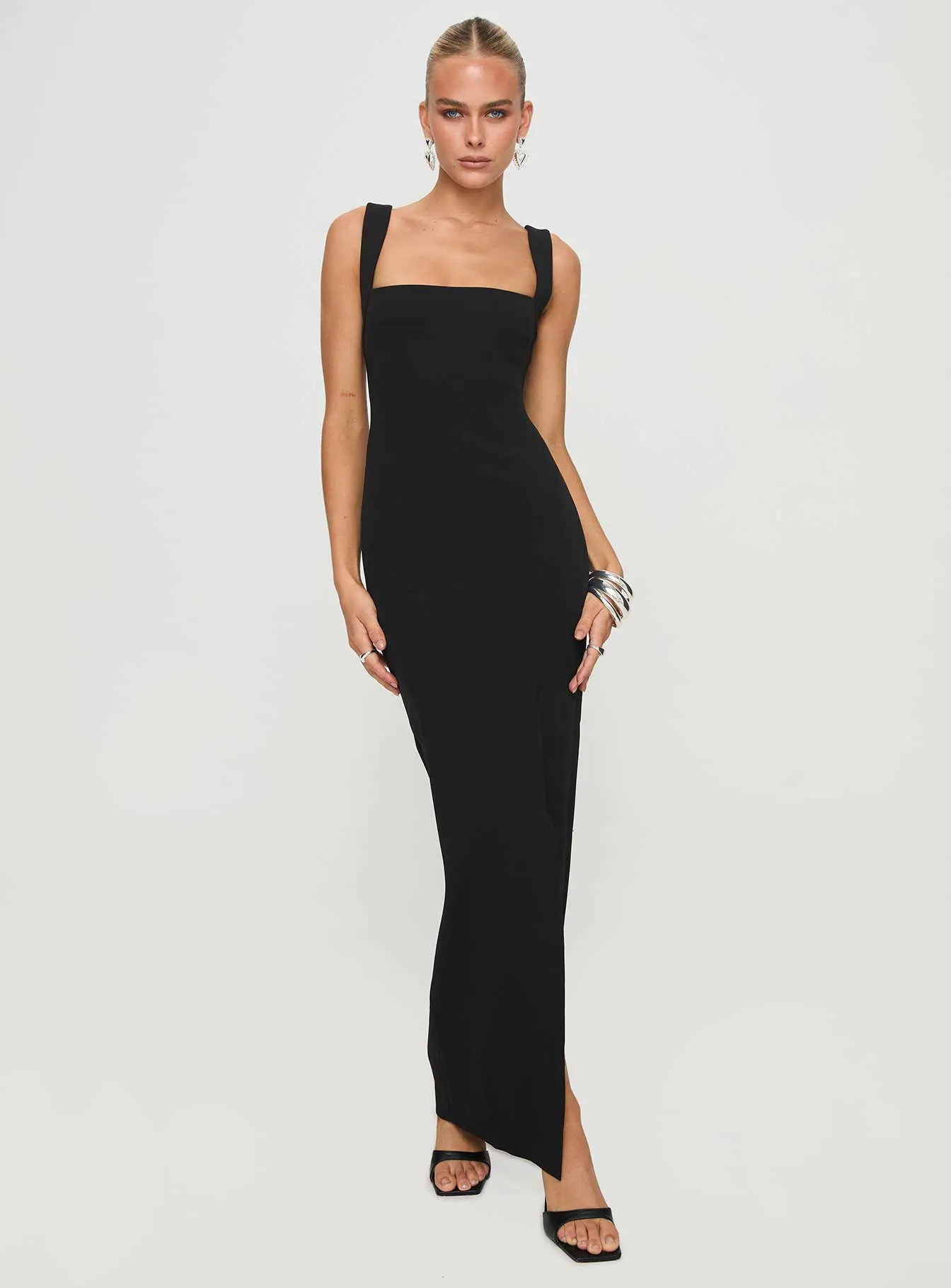 This dress provides the ideal balance of style and comfort making it a wardrobe essential Bombshell Maxi Dress Black Petite