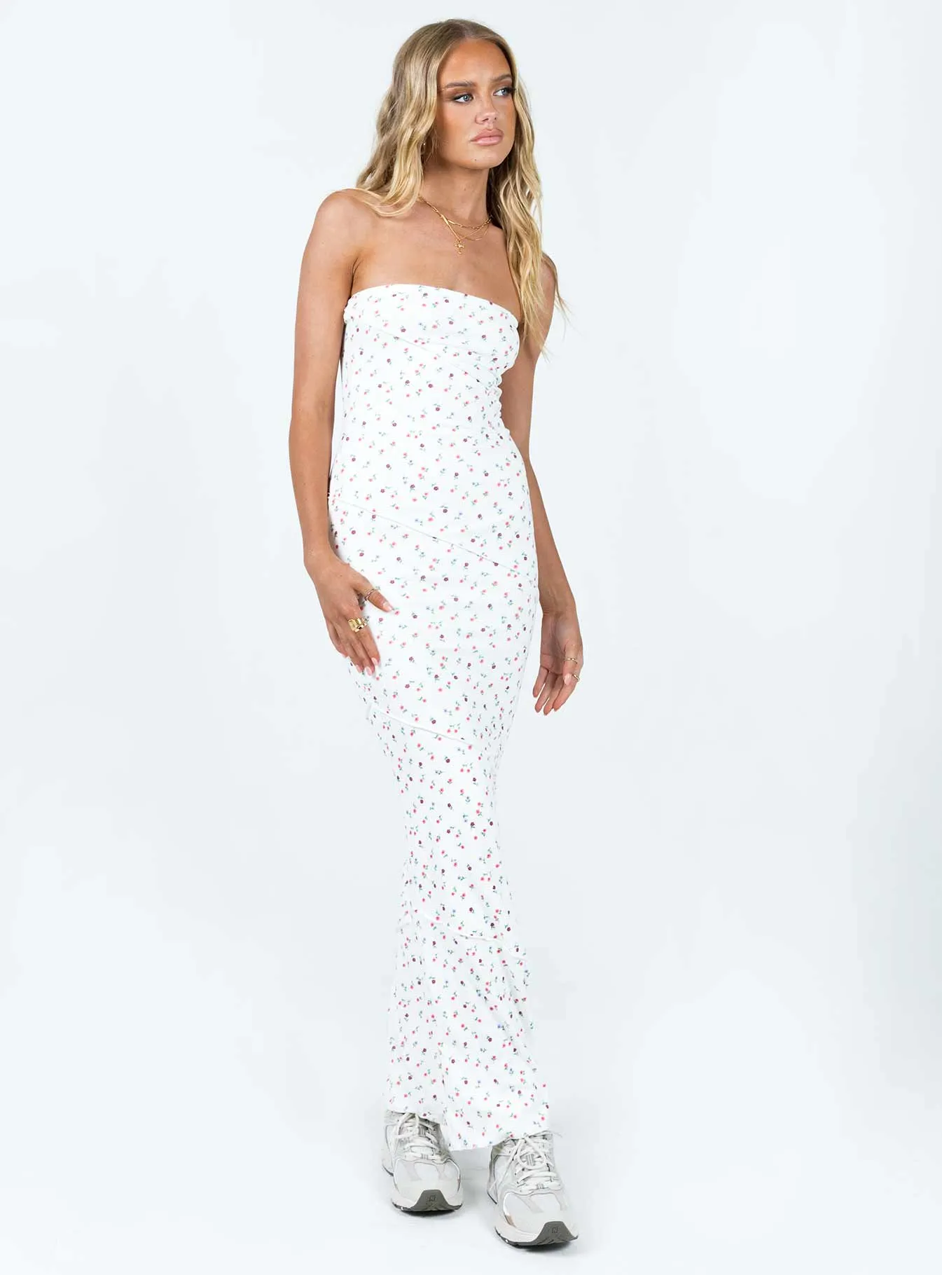 Oscar Maxi Dress White Floral This maxi dress offers an effortlessly chic look with a relaxed fit and elegant style Noon Light
