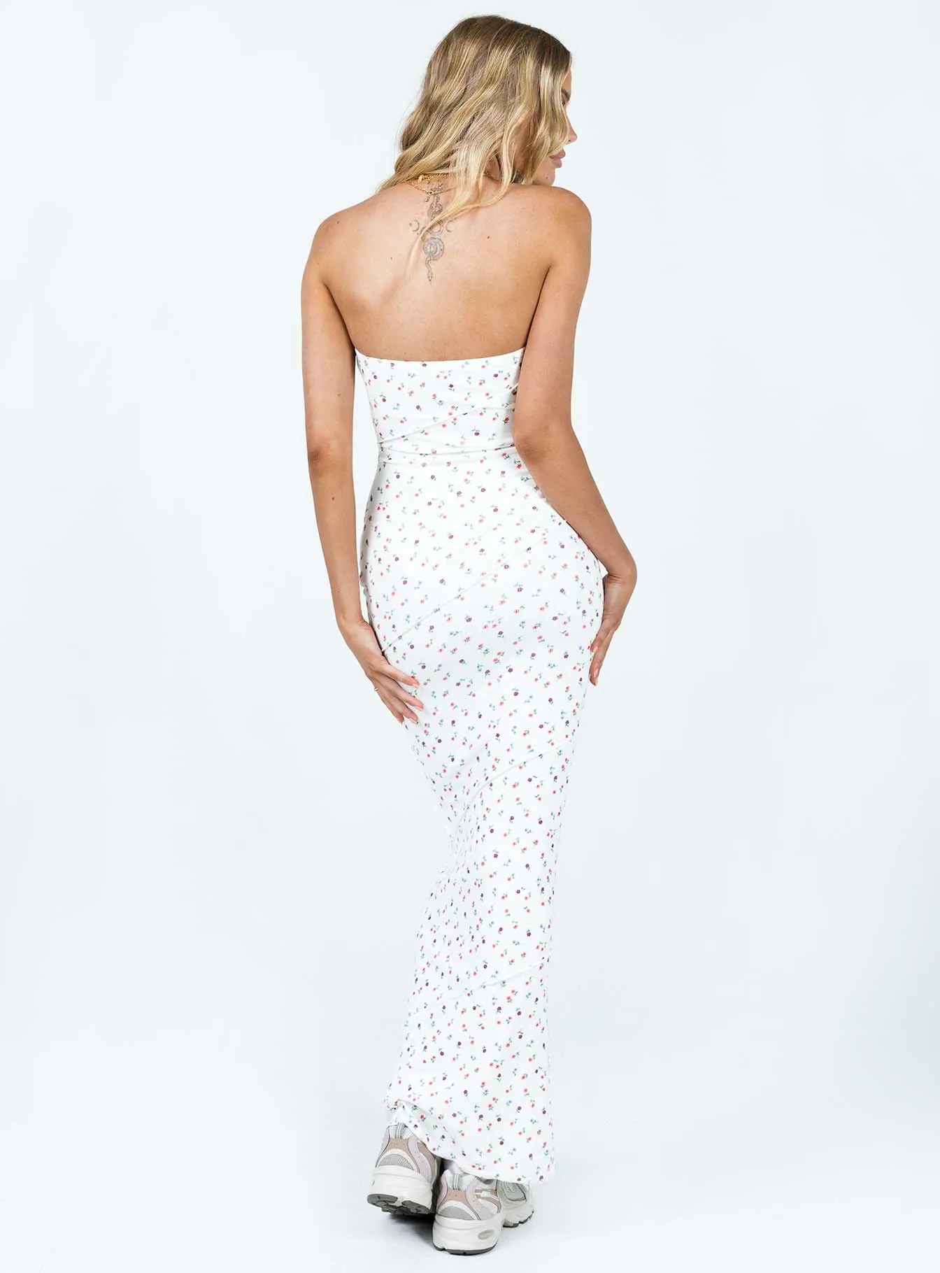 Oscar Maxi Dress White Floral This dress offers an elegant and refined look for any event or casual outing forest calm