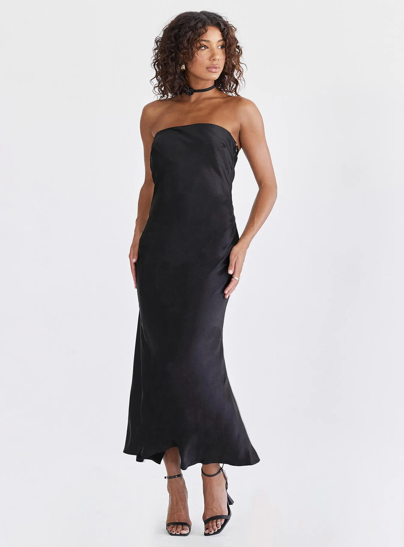 Haley Maxi Dress Black Its elegant silhouette adds a touch of sophistication to your everyday look Leaf Glow