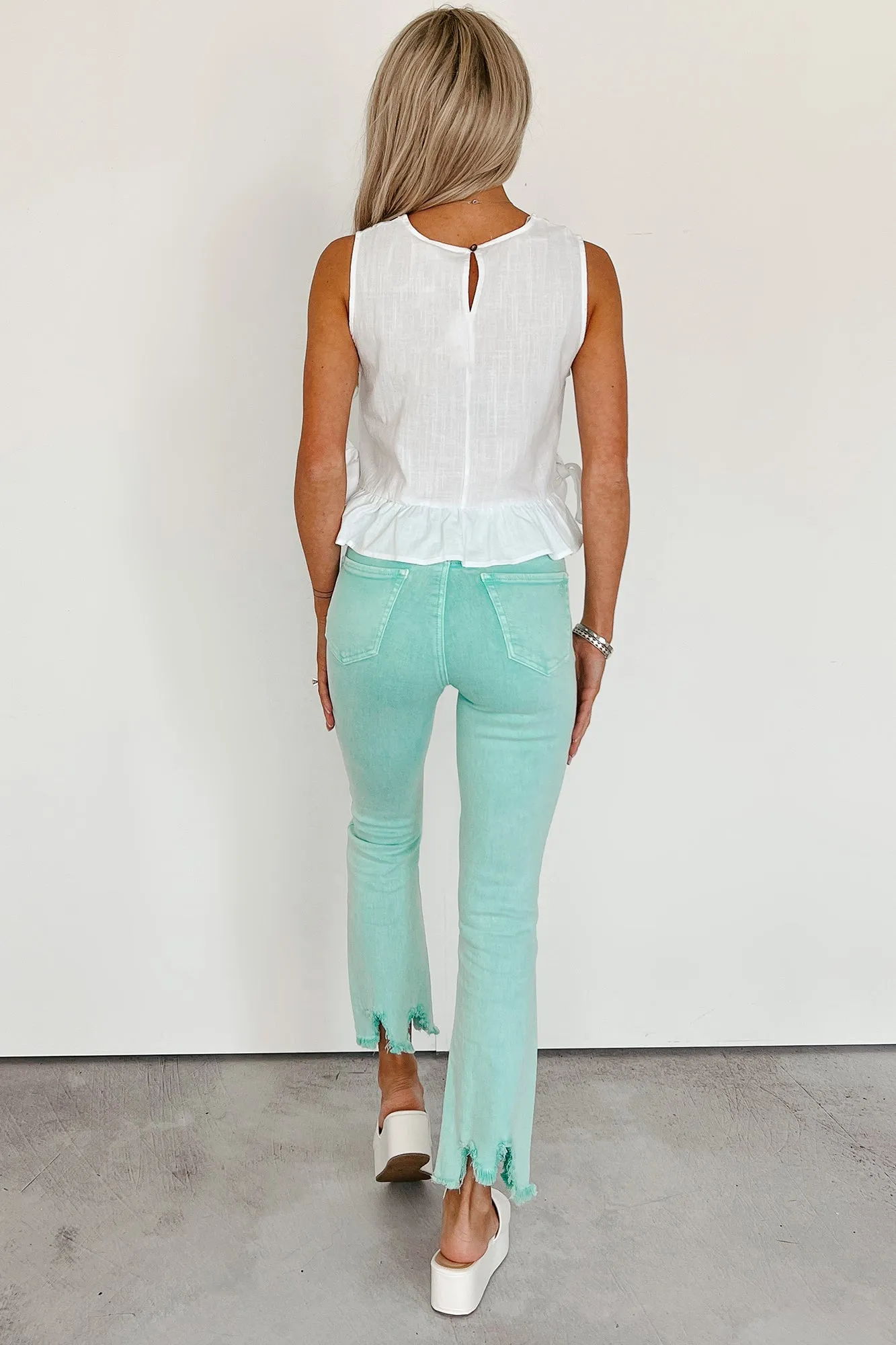 Ergonomic Seaming A Cup Of Quiet Sleeveless Ruffle Tie Top (White)