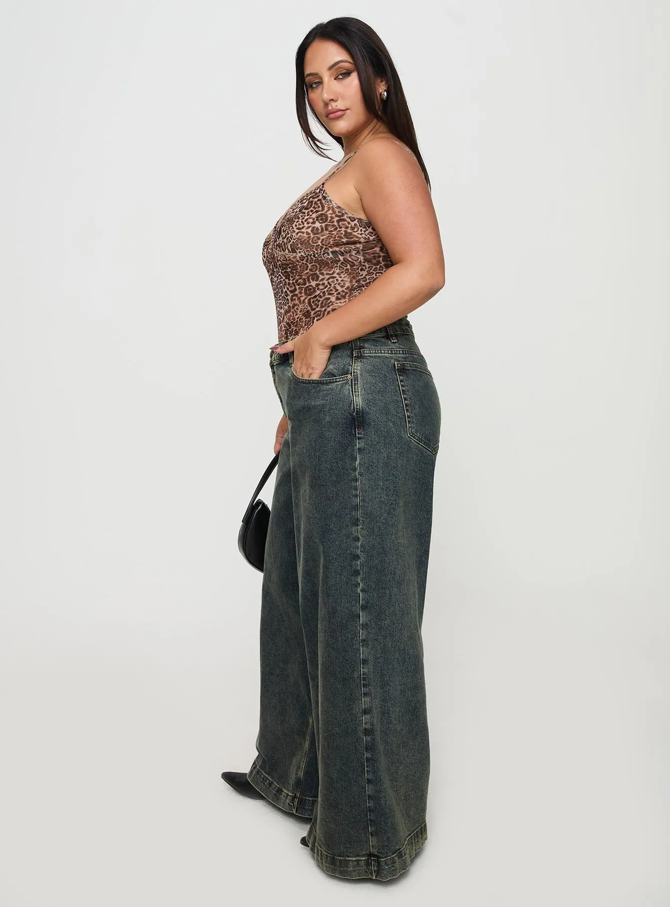 Ziggie Low Rise Baggy Jeans Antique Wash Curve Lightweight Construction
