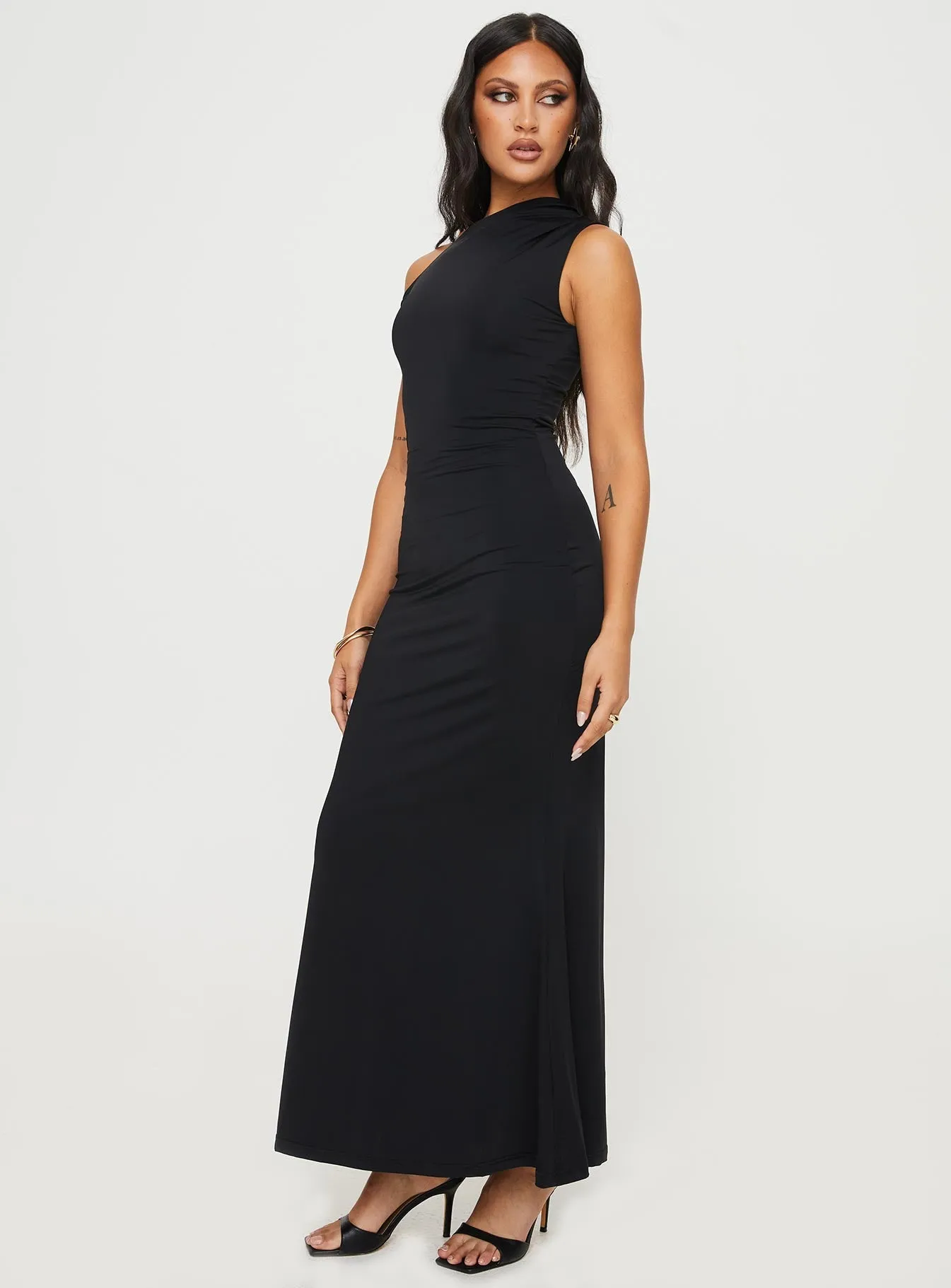 Full-length elegant piece The flattering cut of this dress creates a polished appearance without being overly fussy Beller Maxi Dress Black
