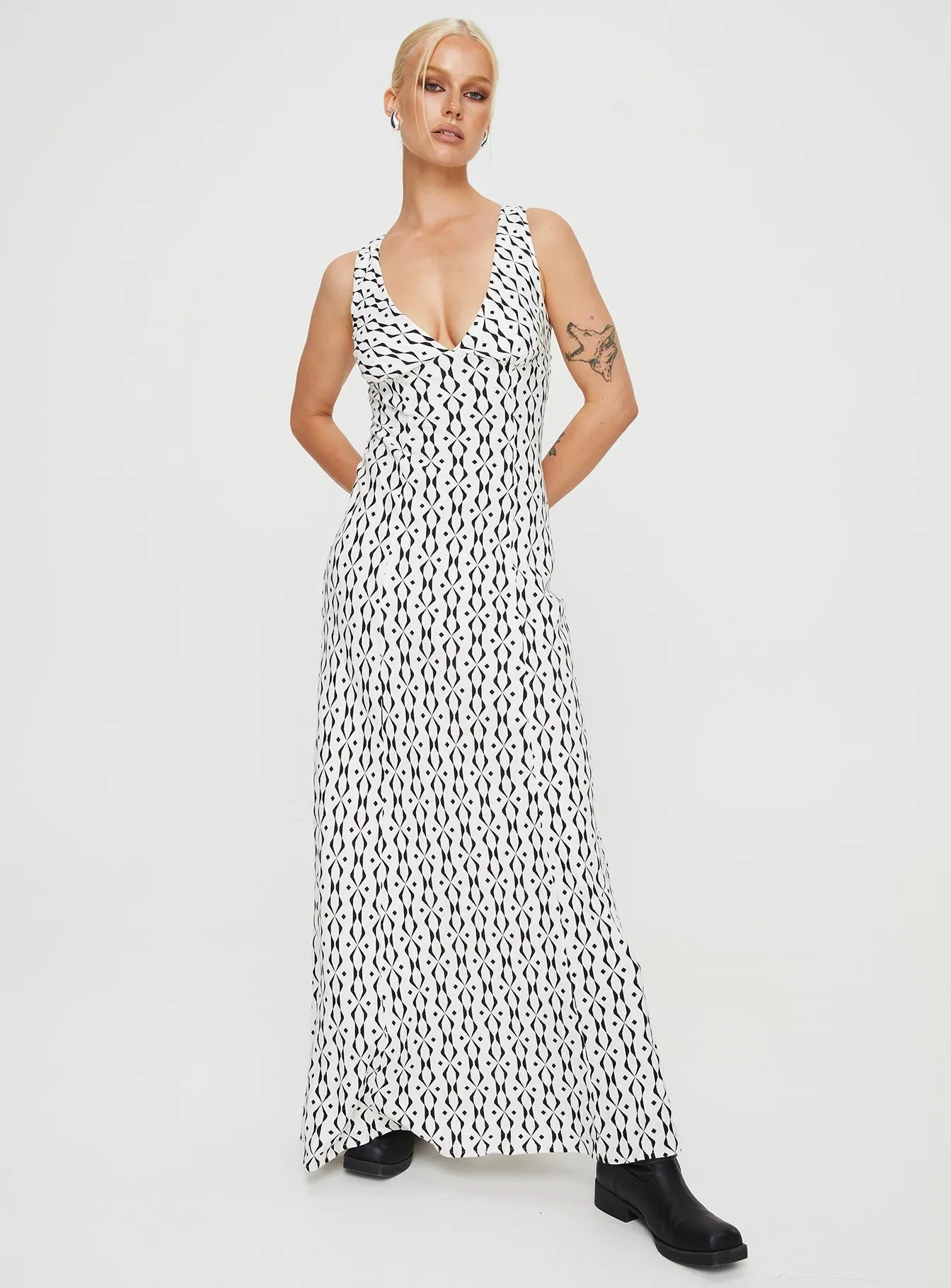 Verde Linen Blend Maxi Dress Black / White Its simple design makes it easy to pair with accessories and shoes for a personalized look Park Date