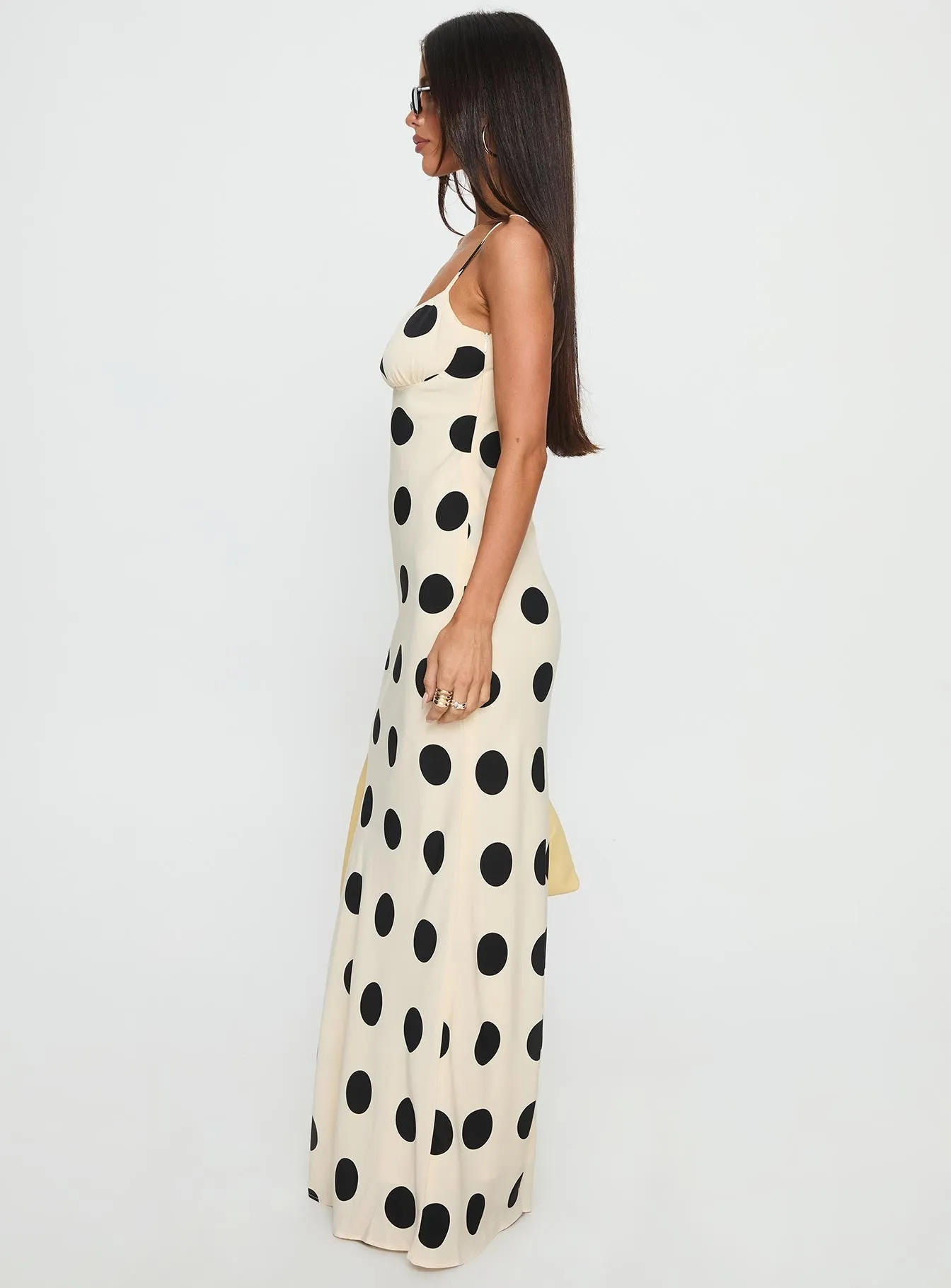 With its relaxed fit this dress is perfect for both casual and formal settings This dress is perfect for transitioning between seasons while still maintaining an elegant look Avienna Maxi Dress Cream / Polka Dot