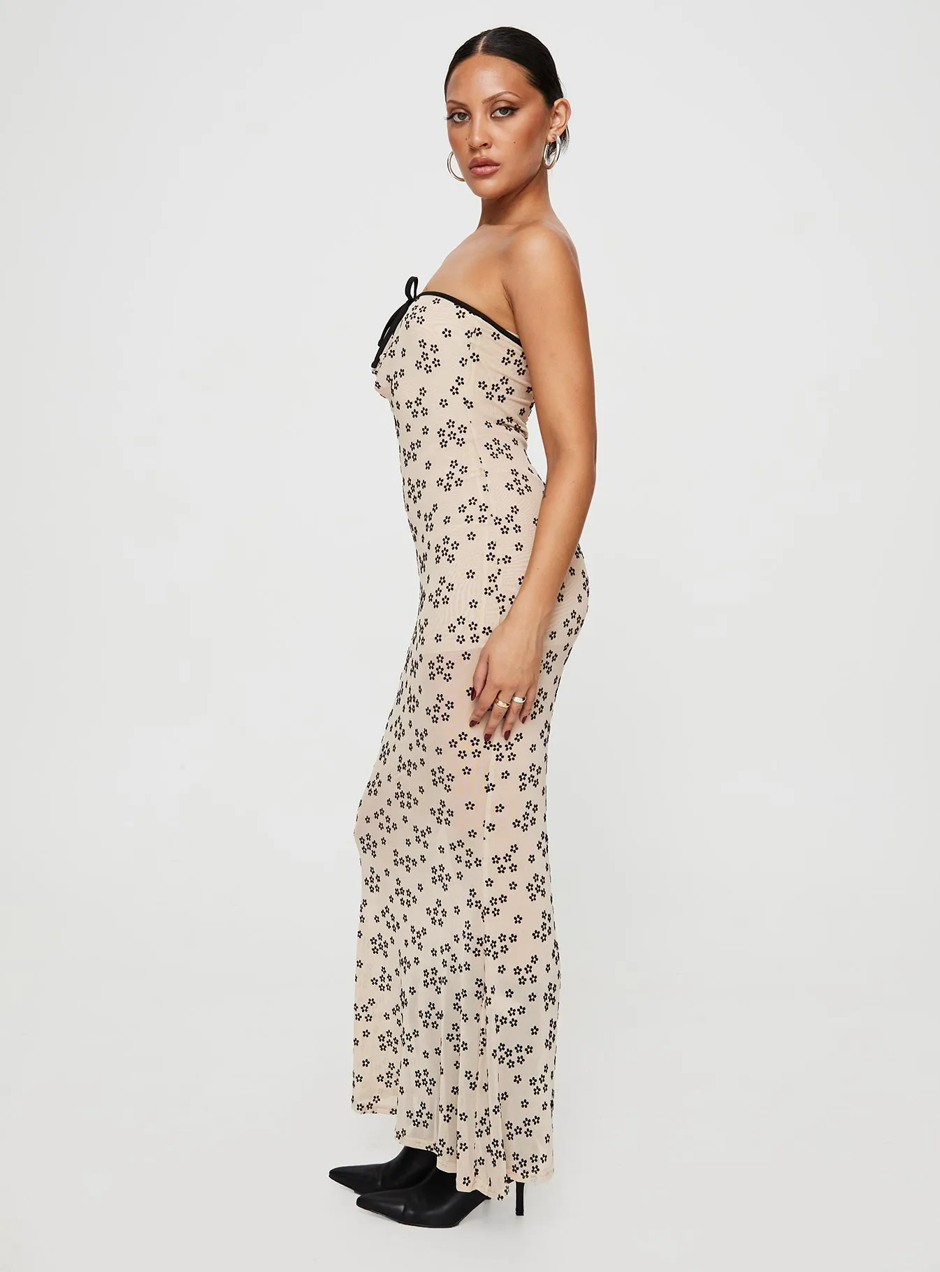 Urban Glow The elegant design of this maxi dress adds a refined touch to your wardrobe without being overly complicated Illuminating Maxi Dress Beige Floral