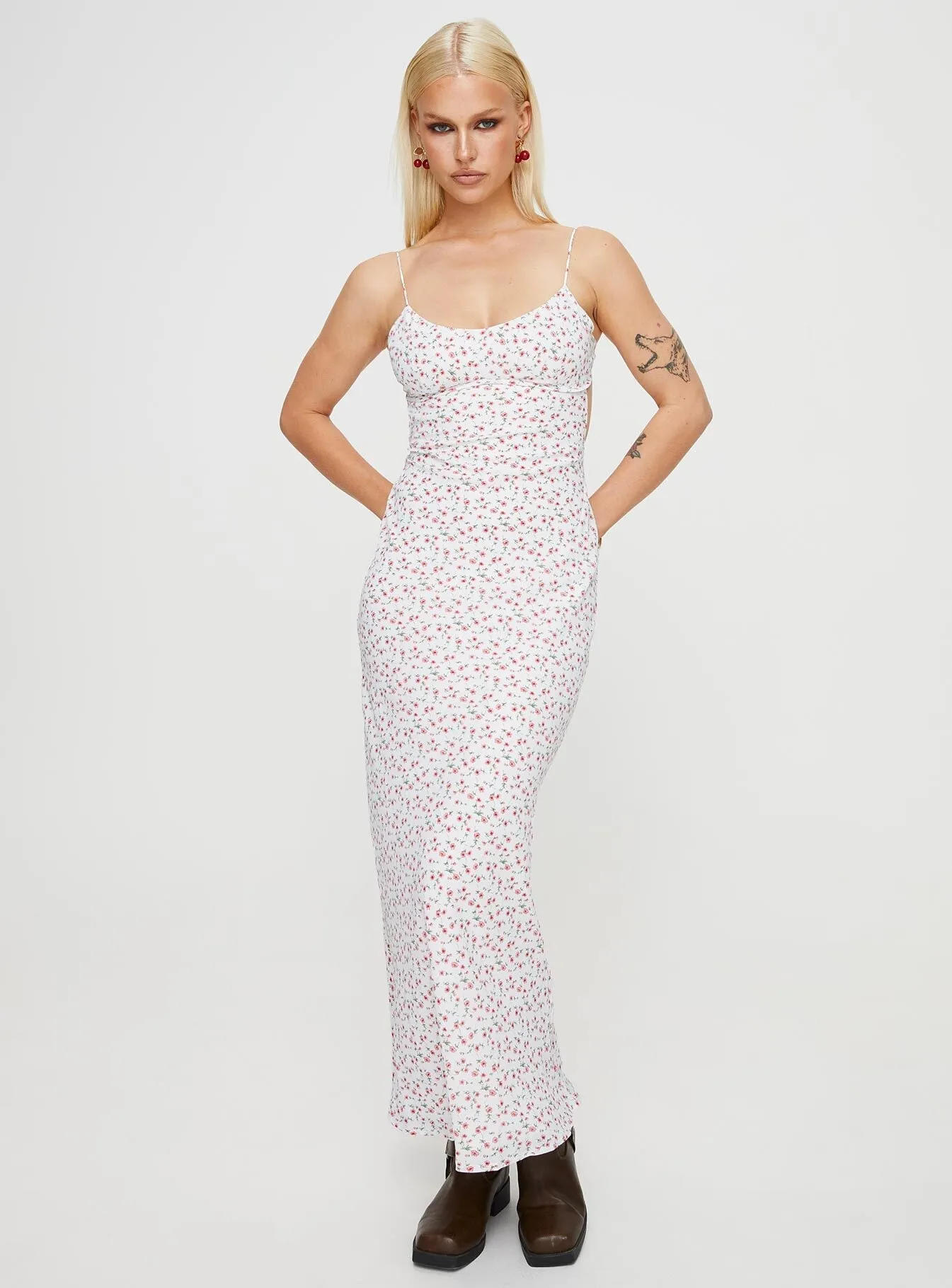 This maxi dress is designed to be worn season after season due to its timeless appeal Gorgeous floor-length style Long Nights Maxi Dress White / Red Floral
