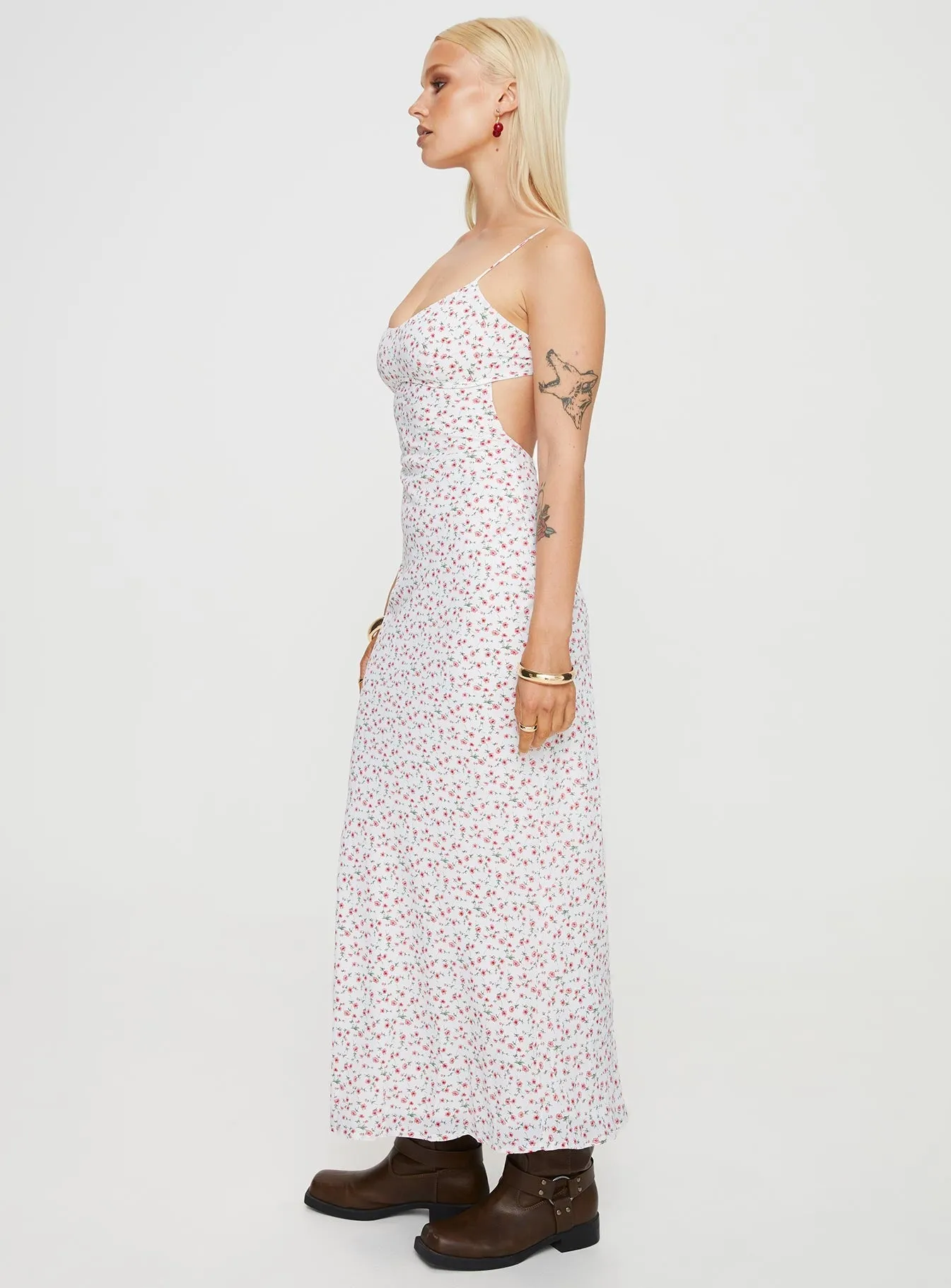 Long Nights Maxi Dress White / Red Floral The flowing design of this dress ensures freedom of movement while looking sophisticated