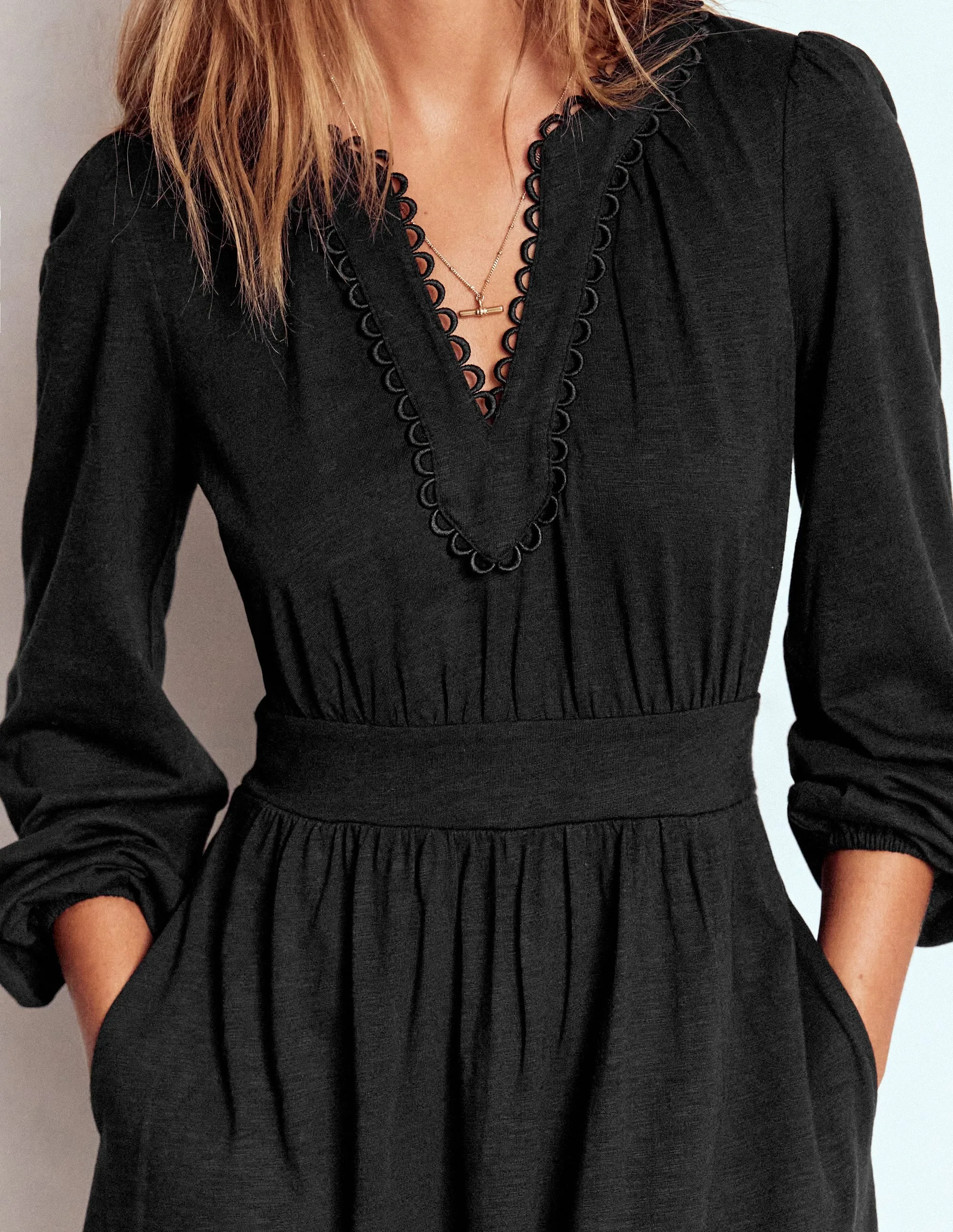 Maddie Picot Trim Midi Dress-Black Beautiful floral midi