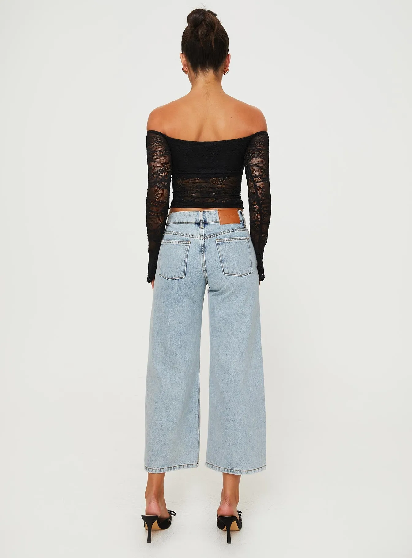 Spring Mood Bold Look Softened Texture Hellsa Low Rise Slouch Cropped Jeans Light Wash