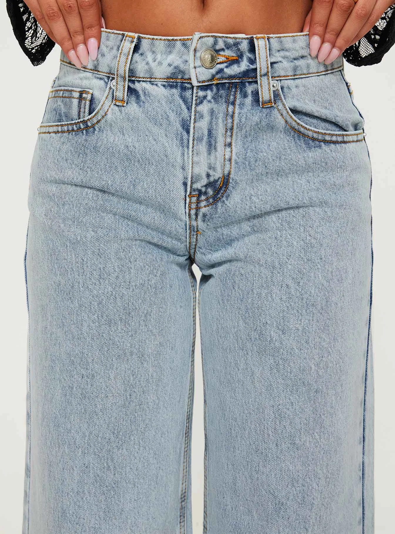 Hellsa Low Rise Slouch Cropped Jeans Light Wash Modern Youth Style Party Look Teen Outfit Outdoor Adventure Sunny Vibes