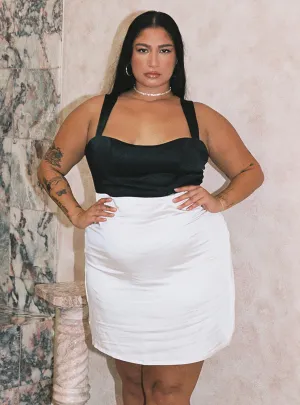 Stylish short-sleeve mini Chic Silhouette Miah Mini Dress White / Black Curve