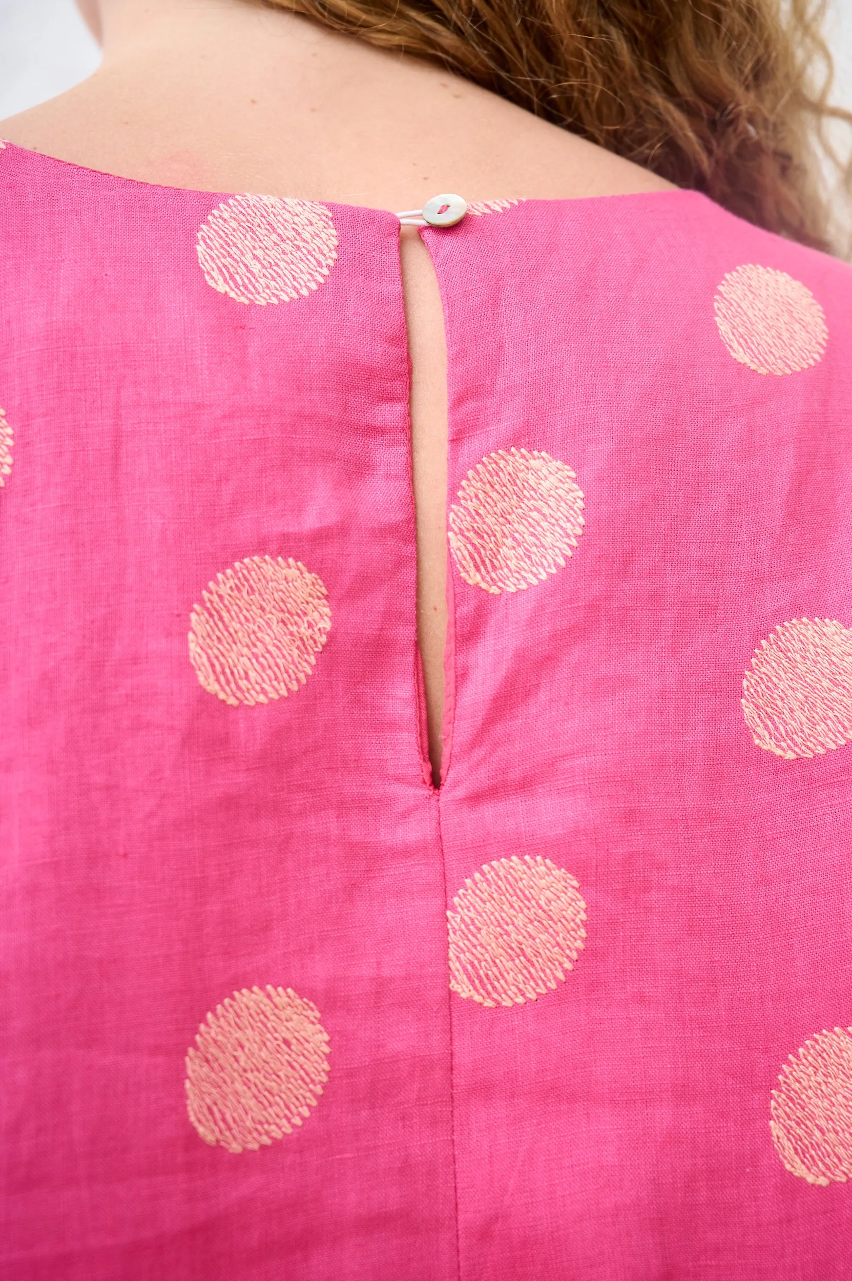 Neo Mode Body Free The XO dress in Spot linen