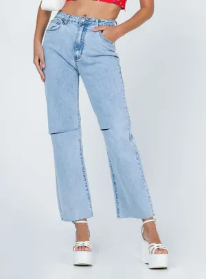 Elegant Travel Outfit Minimalist Style Double Stitched Seams Daysia Lightwash Denim Jeans