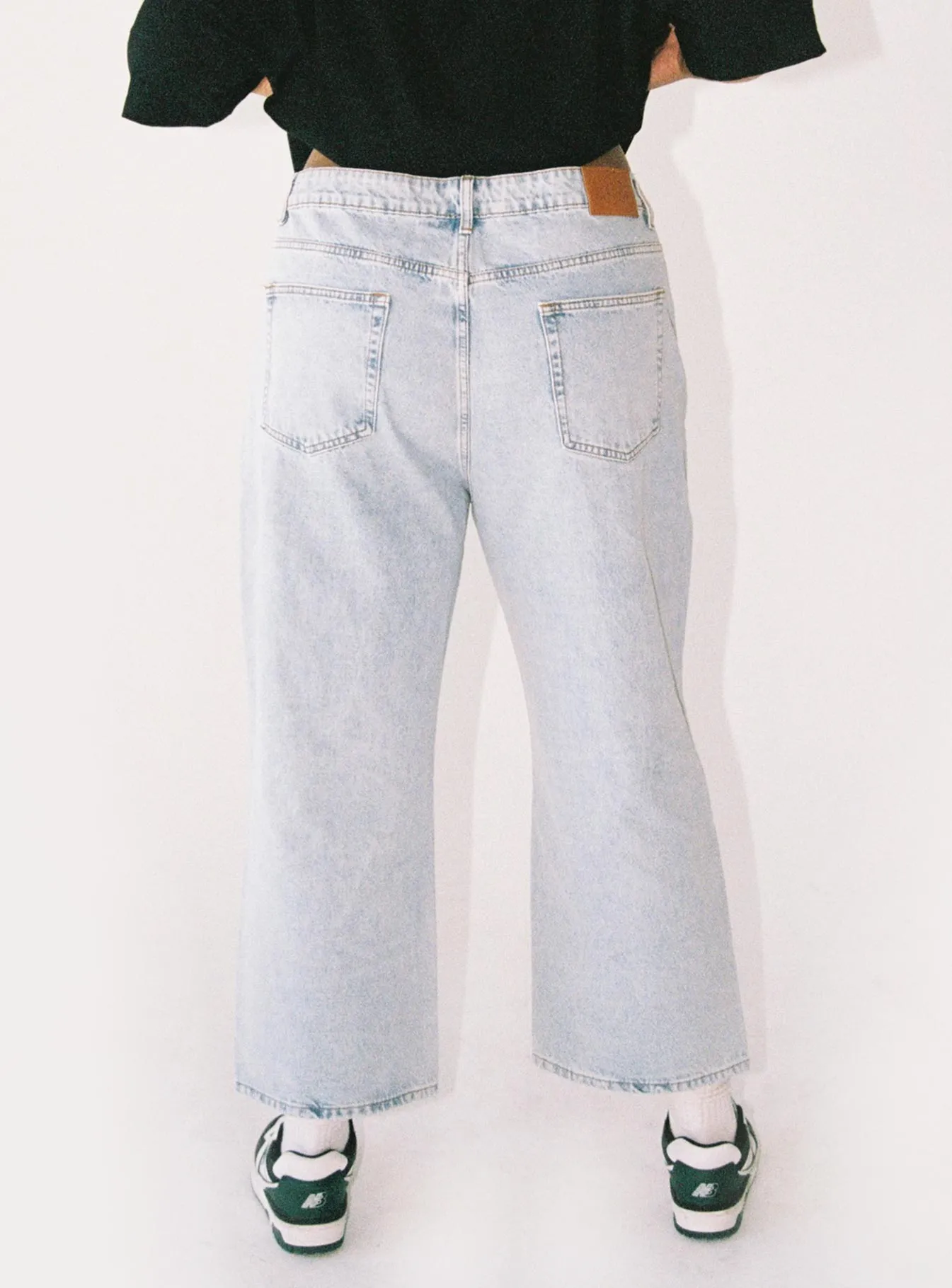 Active Friendly Breathable Minimalist Oxford Mom Jeans Mid Wash Denim Curve