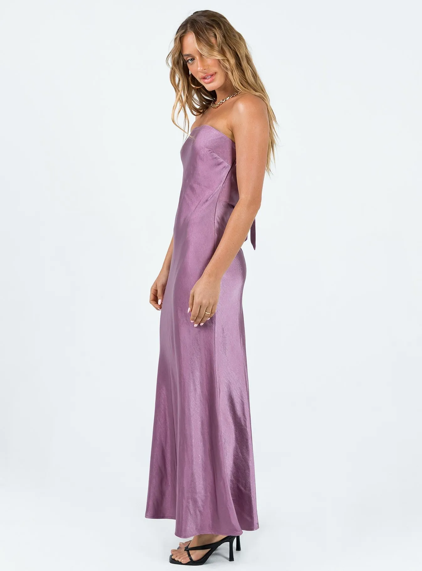 The flowing nature of this maxi dress ensures that you can move freely without sacrificing style Comfortable day-to-night dress Haley Maxi Dress Mauve