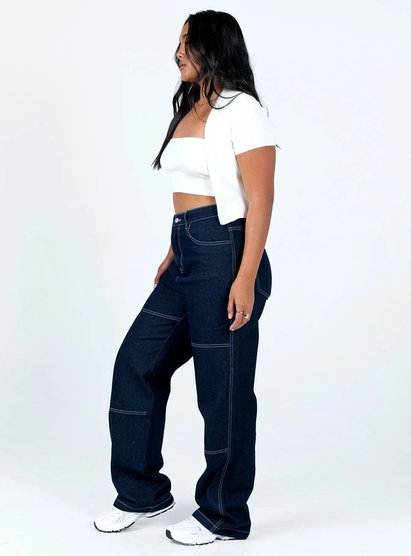 Elegant Travel Outfit Minimalist Style Copeland Jeans Dark Wash Denim